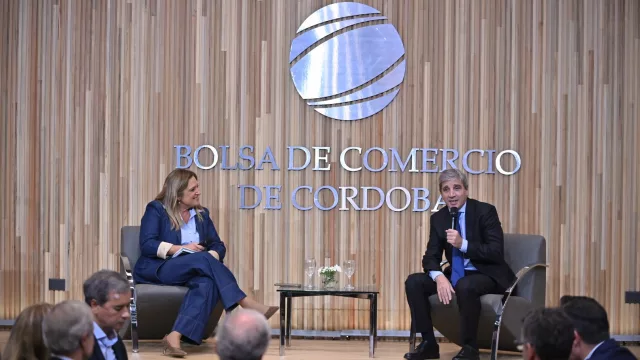 Y Toto no se va…: lo que dejó el paso de Luis Caputo por la Bolsa de Comercio de Córdoba (un dólar a $ 1.500 está “alto”)