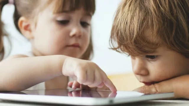 No tan cerca, ¡te hace mal los ojos!