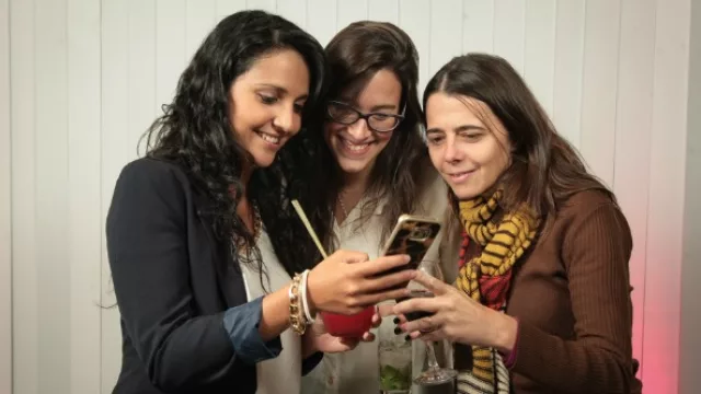 Marianella Russo, Ayelén Actis y Lorena Bóscolo del staff de InfoNegocios se entretienen con las últimas novedades del diario.