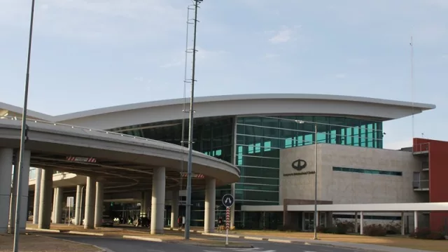 Global Transfer, el “primo” de Uber que funciona en el Aeropuerto Córdoba (empieza el debate)