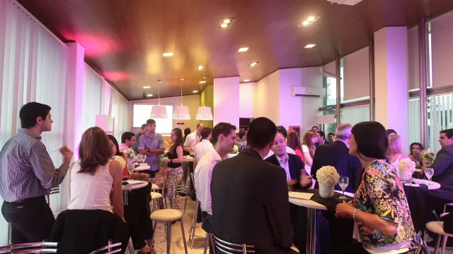 En un ambiente relajado, los representantes de cada institución educativa y hoteleros esperaban su turno para pasar por la lente de Álvaro Corral.