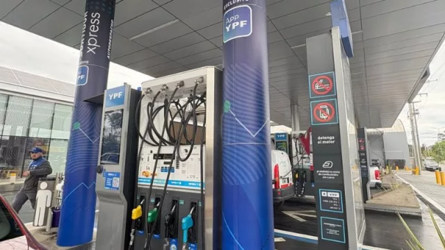 Pagás, cargás y seguís viaje: así funcionan los nuevos surtidores express de YPF (rápido, fácil y con 5% off)