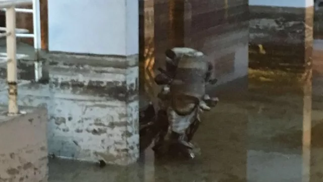 Las cocheras quedaron cubiertas de agua y lodo y varios vehículos quedaron dañados.