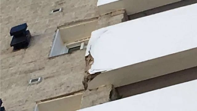 La tormenta destrozó la punta de un balcón, cayendo pedazos de mampostería a un jardín de Alto Villasol.