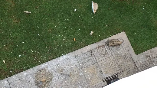 La tormenta destrozó la punta de un balcón, cayendo pedazos de mampostería a un jardín de Alto Villasol.