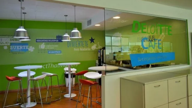 El lugar cuenta con un espacio para el cafecito y un tentempié.