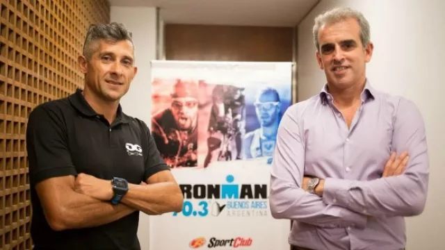 El riotercerense Oscar Galindez -que participará de la competencia-, junto al director de MKT del Ironman Buenos Aires, Luis Lons.