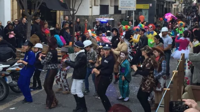 Los carnavales en Barcelona se celebran con una gran fiesta de disfrases en las calles de la ciudad.