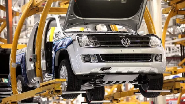 La producción de autos bajó 30,6%