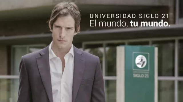 Un publicista felicita al equipo de la UES21 por su nueva campaña