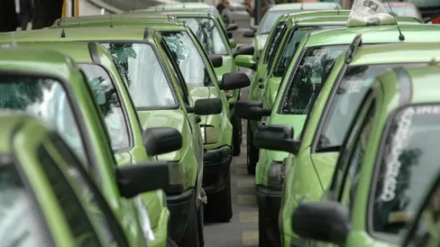 Remiseros lanzan pack tecnológico para dar más seguridad (y abren la puerta al pago con tarjeta)