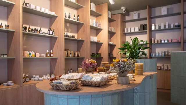 Cómo es Nevora, el café de especialidad saludable y tienda natural que abrió en Nueva Córdoba (con opciones keto y sin gluten)