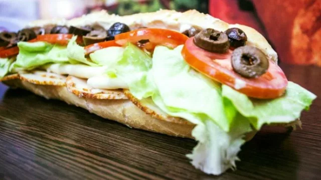 Los precios de los sandwiches vas desde los $22 hasta los $28.