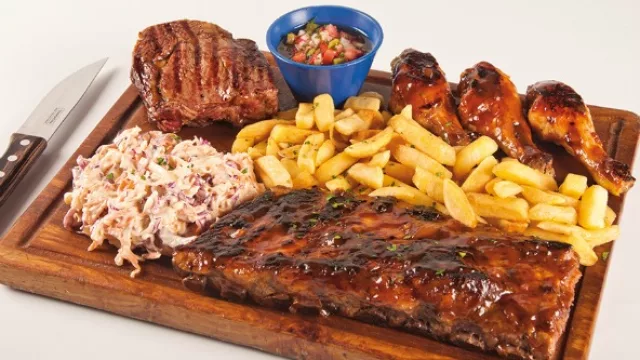 Para compartir: BBQ Smoked Combo (Combo de BBQ Ribs, bife de chorizo y patitas de pollo ahumadas, acompañados de papas fritas caseras, ensalada coleslaw y salsa criolla).