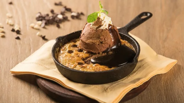 Jägermeister Skillet (Tibio pancake de frutos secos, chips de chocolate blanco y negro, helado de chocolate y salsa toffee de Jägermeister)