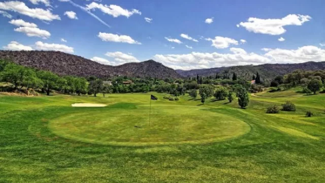 La cancha, que se extiende en el interior del country, cuenta con 18 hoyos.