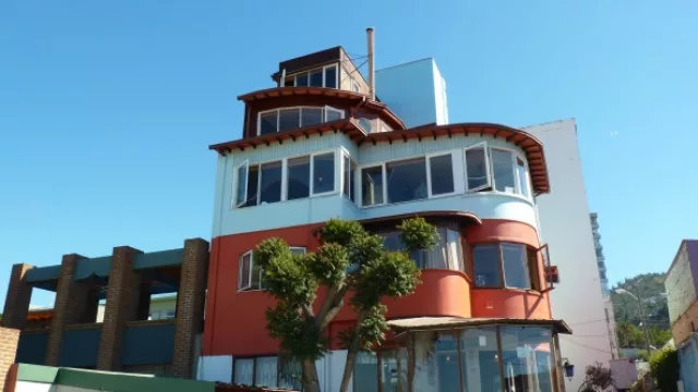 Valparaiso. Para los más bohemios, esta pintoresca ciudad (Patrimonio de la Humanidad) es ideal. El Paseo Yugoeslavo o La Sebastiana (la casa donde vivió Neruda) son visitas ineludibles.