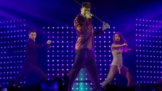 Sobre el service charge de los shows, hace una pregunta al centro del tema...