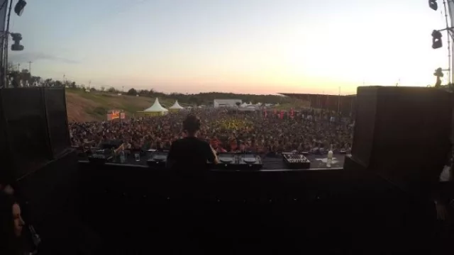 El Orfeo Park debutó a todo punchis – punchis (12.000 personas danzaron hasta el amanecer)