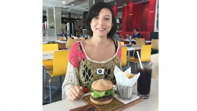 Victoria Olsina degustando las hamburguesas del "futuro".