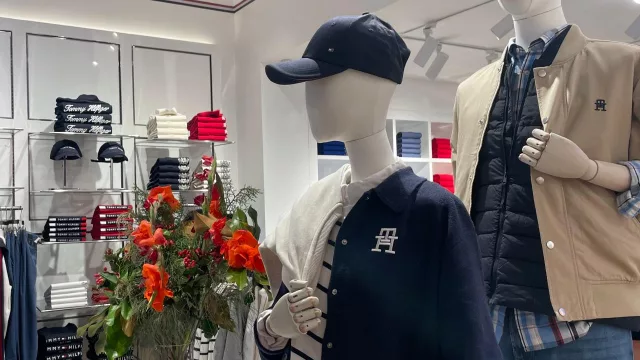 Nuevocentro acelera su crecimiento con marcas globales: inauguró la tienda Tommy Hilfiger ($ 60.000 las remeras)