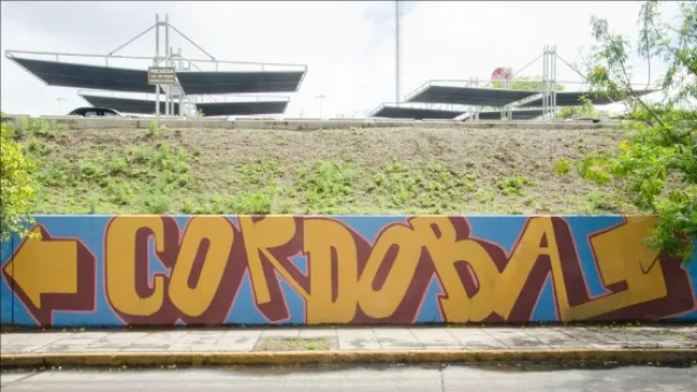 Murales en el ingreso de la playa de estacionamiento de Córdoba Shopping 