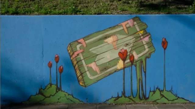 Murales en el ingreso de la playa de estacionamiento de Córdoba Shopping 