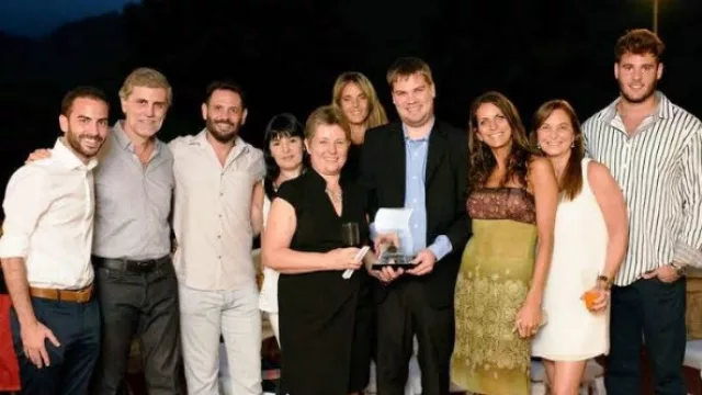 En la ceremonia del 70° Aniversario las autoridades de la Clínica entregaron 70 becas de 7 días de tratamiento.