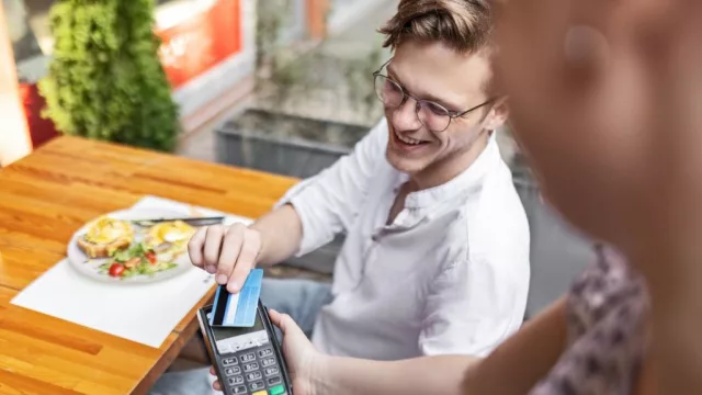 En qué consiste la Tarjeta Comedor, un modelo de pago no remunerativo que sería un ganar-ganar-ganar