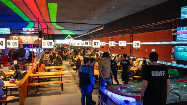 Vuelve el teléfono fijo, pero a la mesa de un bar: cómo es Job Núñez, el “fonobar” que abrió en Buenos Aires