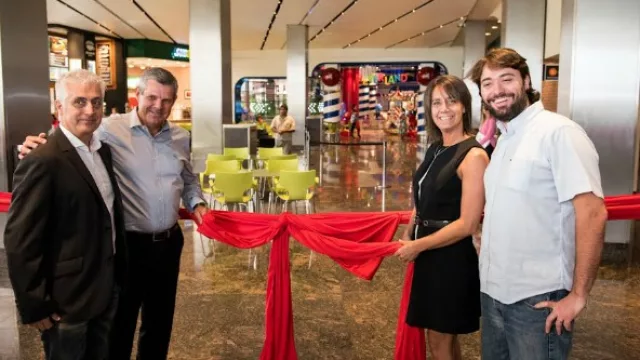 Javier Molina (Subway), Antionio Heinz (Nuevocentro), Luciana Periales y Gastón Tremsal, cortan las cintas del nuevo espacio, junto al patio de comidas.