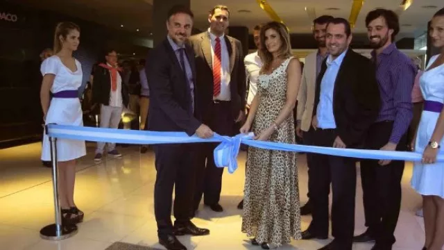 Lucas Salim, junto a su esposa y el equipo de Proaco, cortan las cintas del nuevo local.