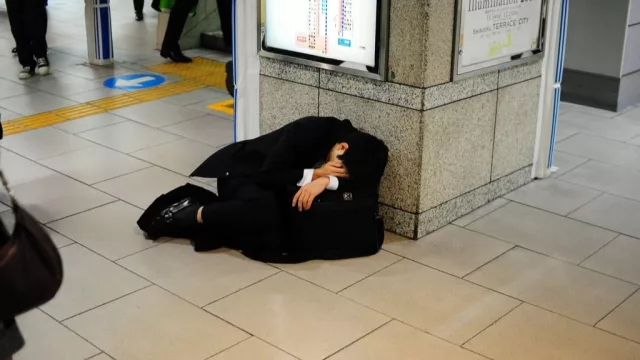 Morir por “exceso de pala” existe y se llama Karōshi (el fenómeno japonés de “morir por trabajar”)