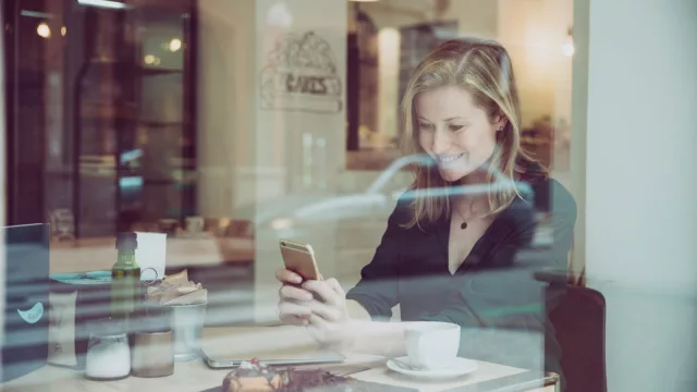 La propina se vuelve digital: con 72,8 millones de pagos por QR, el efectivo cae y cambia el ingreso gastronómico