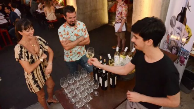 Un buen trago para disfrutar de una noche diferente en un barrio legendario.