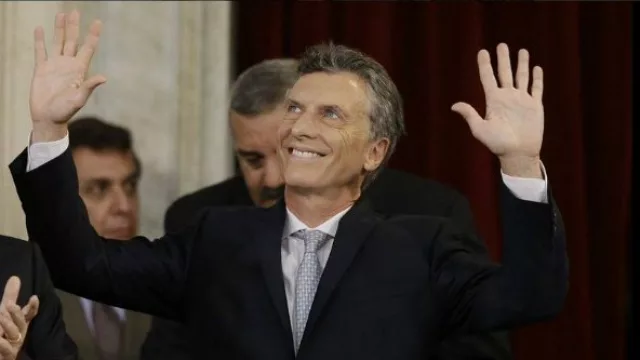Macri saludando luego de su discurso ante la Asamblea Legislativa