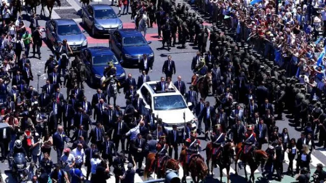 Una multitud acompañó a la camioneta que trasladaba a Mauricio Macri