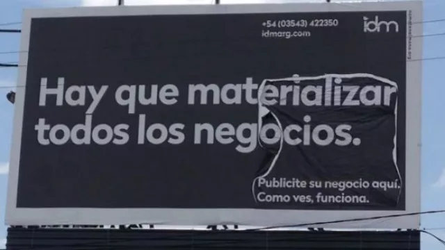 Así queda el cartel con la leyenda completa