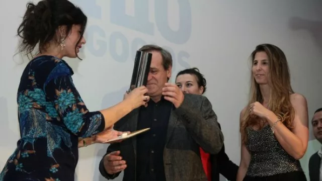 Soledad Huespe entrega el premio a Pintecord, el mejor equipo en la categoría Fabricantes de materiales de construcción.