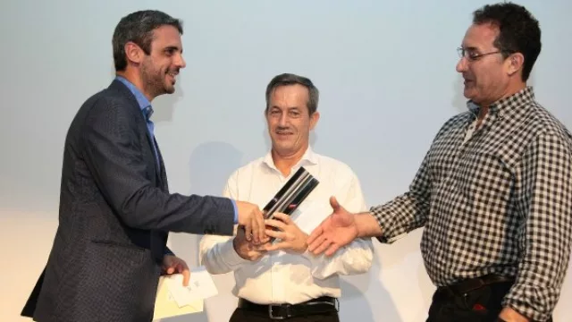 El editor de InfoNegocios, Guillermo López (by La Martina), saluda a los directivos de DHL, ganadores del Equipo del Año en la categoría Operadores Logísticos.