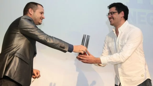 Santiago Carranza -director de Operaciones de Inverco- fue el encargado de entregar el premio a Johnny B Good, ganador del Equipo del año en el rubro Franquicias