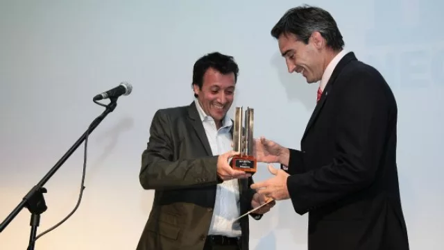 Alfredo Guelfi (InfoNegocios UY) entrega el premio a Santander Río, mejor equipo en la categoría Bancos