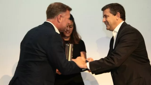 Eduardo Bersano (Artemisa) entrega el premio a Juan Cruz Lozada de Lozada Viajes, mejor equipo en la categoría Agencias de turismo