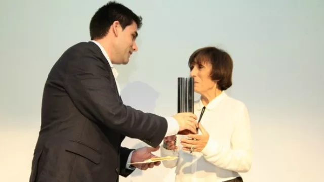 Ignacio Etchepare de InfoNegocios fue el encargado de entregar el premio de la categoría Restaurantes a San Honorato