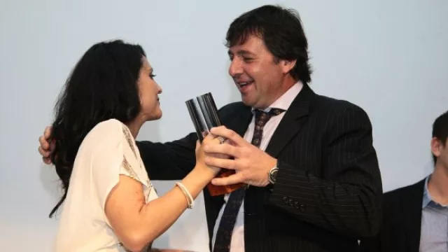 Marianella Russo de InfoNegocios felicita a Gastón Ferrero de Soluciones Gráficas por el premio a mejor Imprenta de Hay Equipo