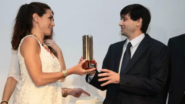 Paola Fiorenza de Movistar fue la encargada de entregar el premio a IT Pymes locales, galardón que recibió Prominente