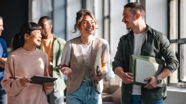 Solo 1 de cada 4 profesionales disfruta de la celebración de Navidad corporativa, mientras que la Gen Z impulsa el cambio de formato