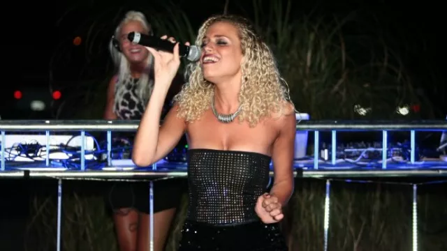 Para matizar la espera a la ceremonia de premiación hubo shows musicales en el jardín de Alto Botánico…