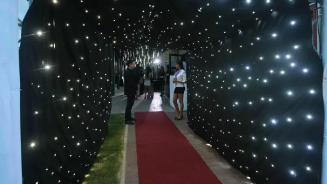 El túnel de ingreso ya anticipaba la magia que se vivió la noche del miércoles.