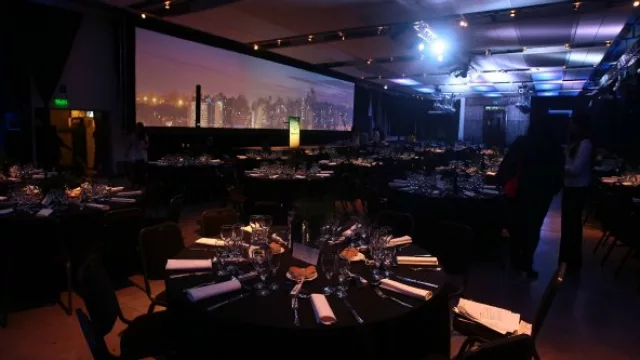 Momentos previos al evento, así lucía el salón de Alto Botánico.